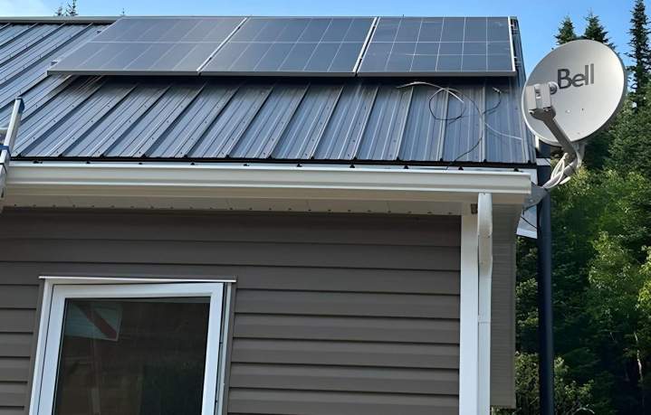 Mise en place de panneaux solaires maison Québec