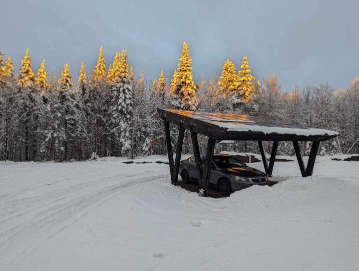 Pose de panneaux photovoltaïques abri voiture Québec
